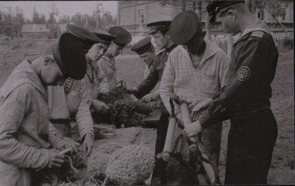 Будущие боцманы на занятиях по такелажному делу.  Савватьево. Июль 1944 г.
