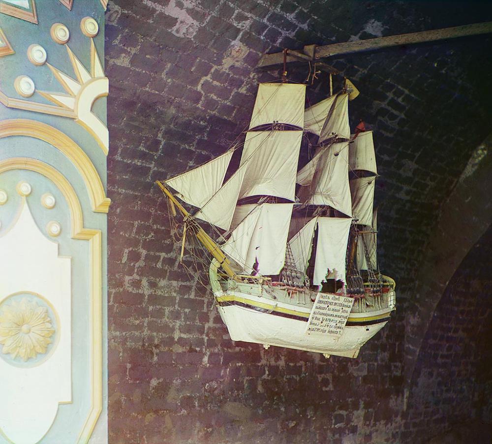 Модель судна, на котором Петр Первый посетил Соловецкий монастырь в 1694 г. Общий вид Соловецкого монастыря. Фотограф Прокудин-Горский.