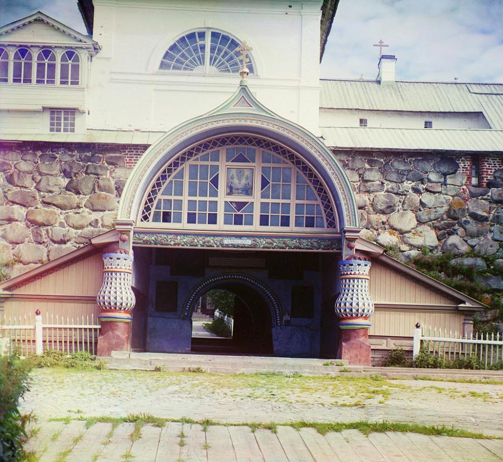 Святые ворота под Благовещенской церковью. Общий вид Соловецкого монастыря. Фотограф Прокудин-Горский.