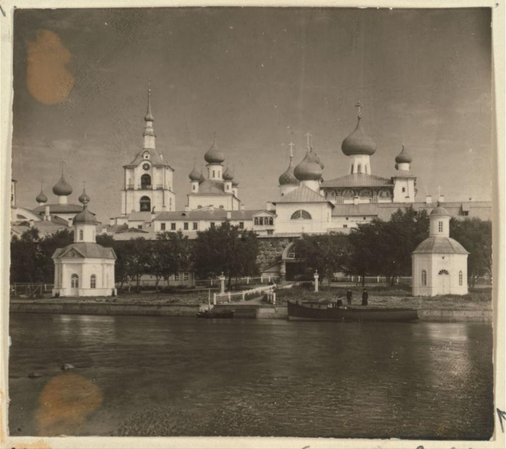 Вид монастыря со стороны моря. Фото С. Прокудина-Горского, 1913 г.